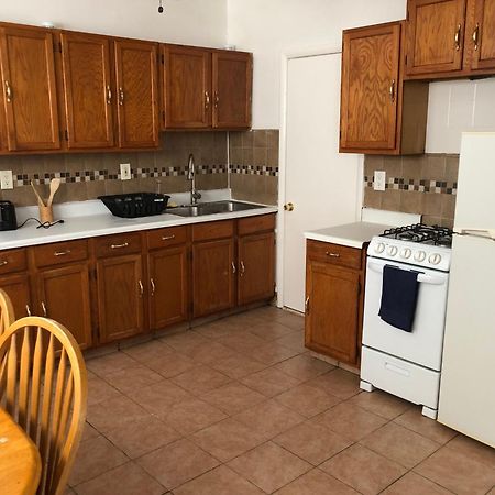 Private 2 Bedroom And 1 Bathroom House In A Quiet Area And Convenient To Nyc Bus And Train 퍼스앰보이 외부 사진